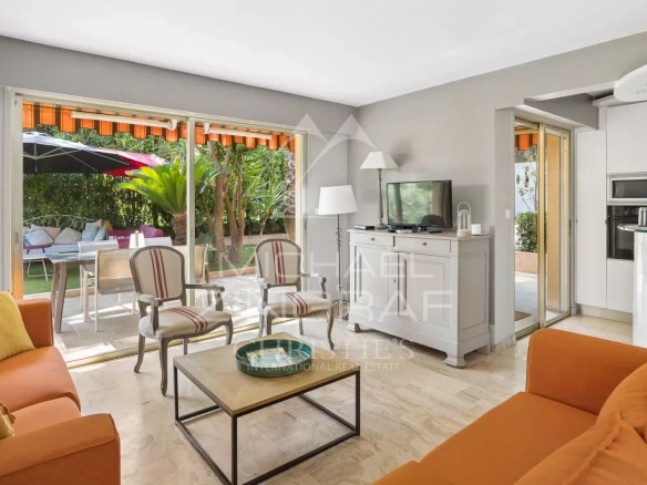 Intérieur d'une propriété à Mandelieu-la-Napoule avec salon lumineux et accès à la terrasse.