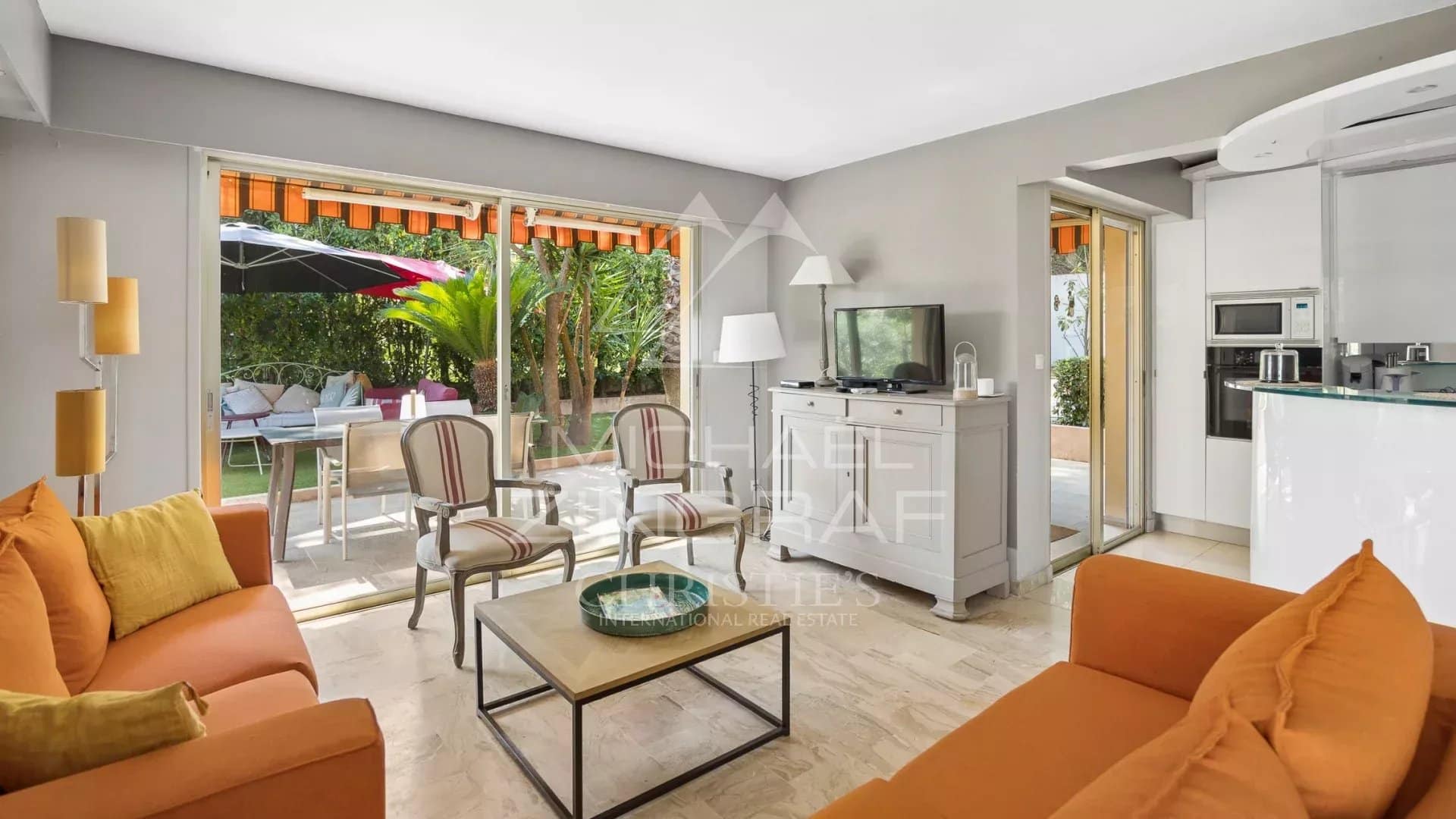 Intérieur d'une propriété à Mandelieu-la-Napoule avec salon lumineux et accès à la terrasse.