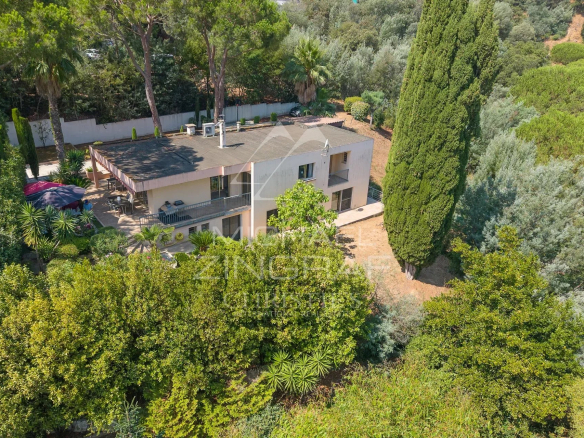 Vue aérienne d'une propriété moderne entourée de verdure à Mandelieu-la-Napoule.
