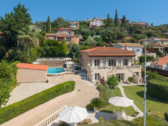 Family villa with swimming pool and garden in Théoule-sur-Mer, overlooking the sea and surrounding hills.