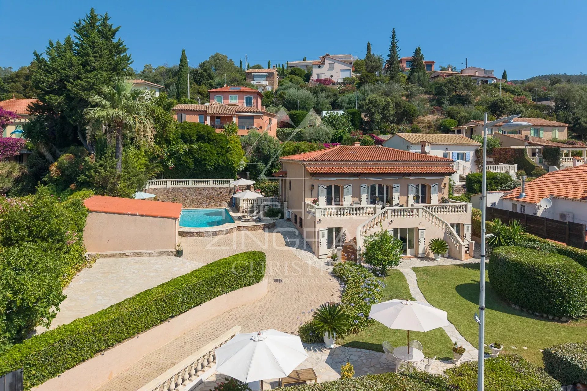 Family villa in Théoule-sur-Mer Family villa with swimming pool and garden in Théoule-sur-Mer, overlooking the sea and surrounding hills.