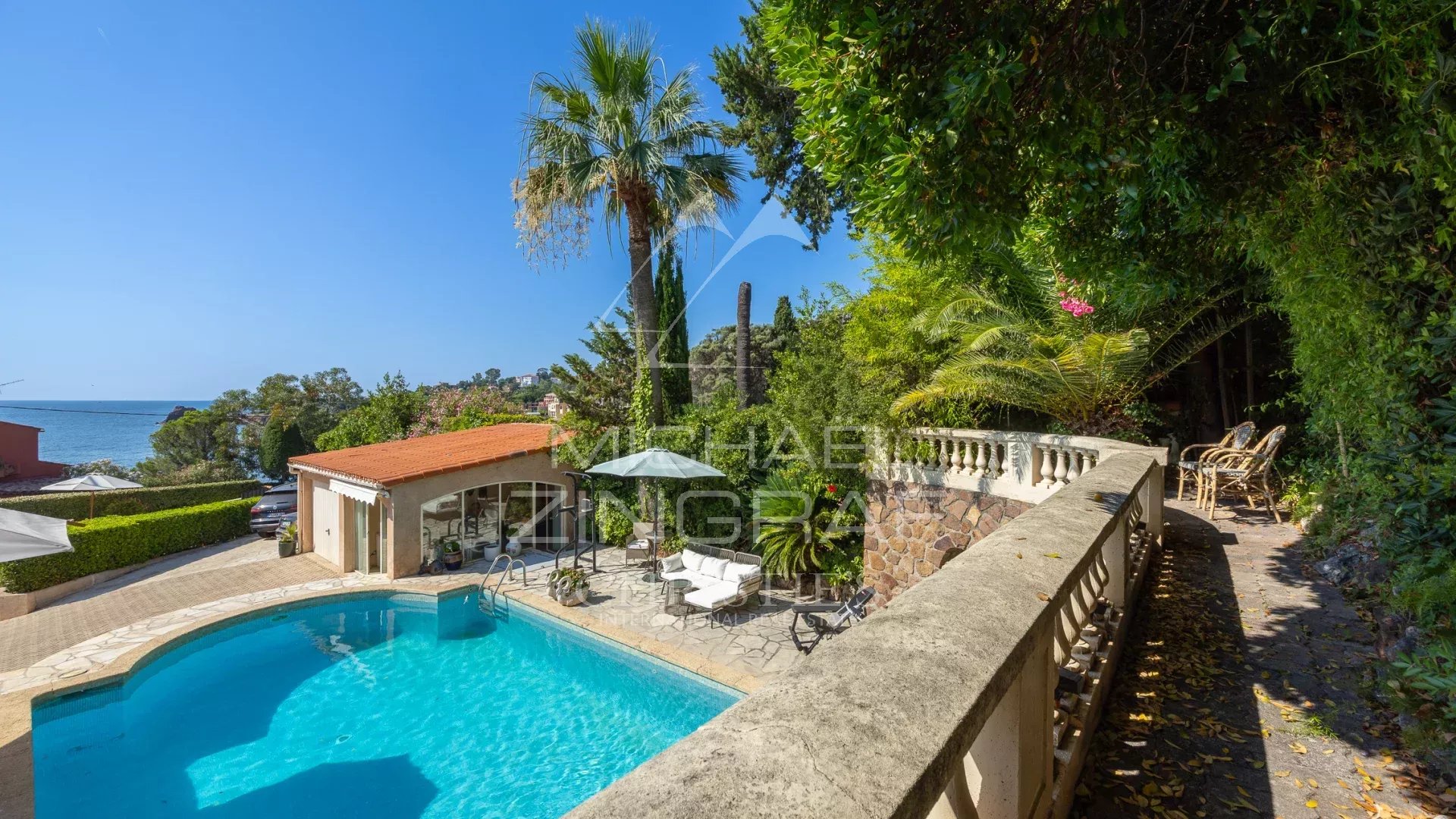 Family villa in Théoule-sur-Mer Villa with swimming pool and sea view in Théoule-sur-Mer, surrounded by greenery.