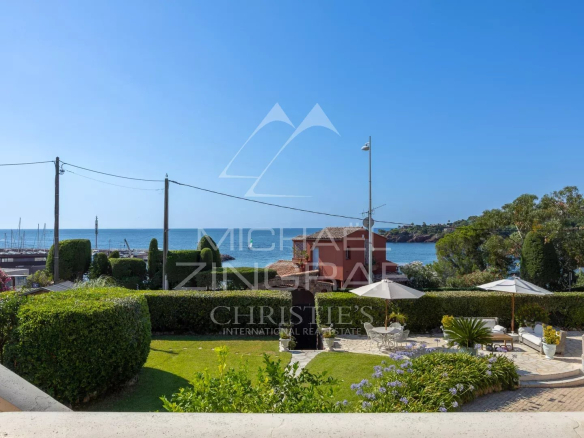 Sea view from a villa with garden in Théoule-sur-Mer, surrounded by greenery.