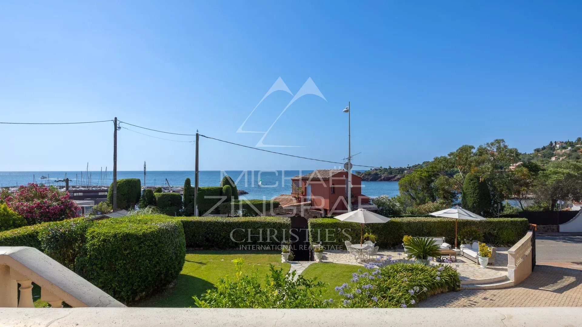 Family villa in Théoule-sur-Mer Sea view from a villa with garden in Théoule-sur-Mer, surrounded by greenery.