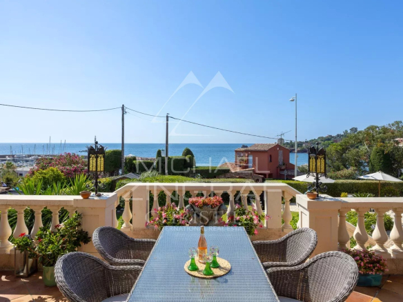 Terrace of a villa in Théoule-sur-Mer with sea view and wicker chairs.