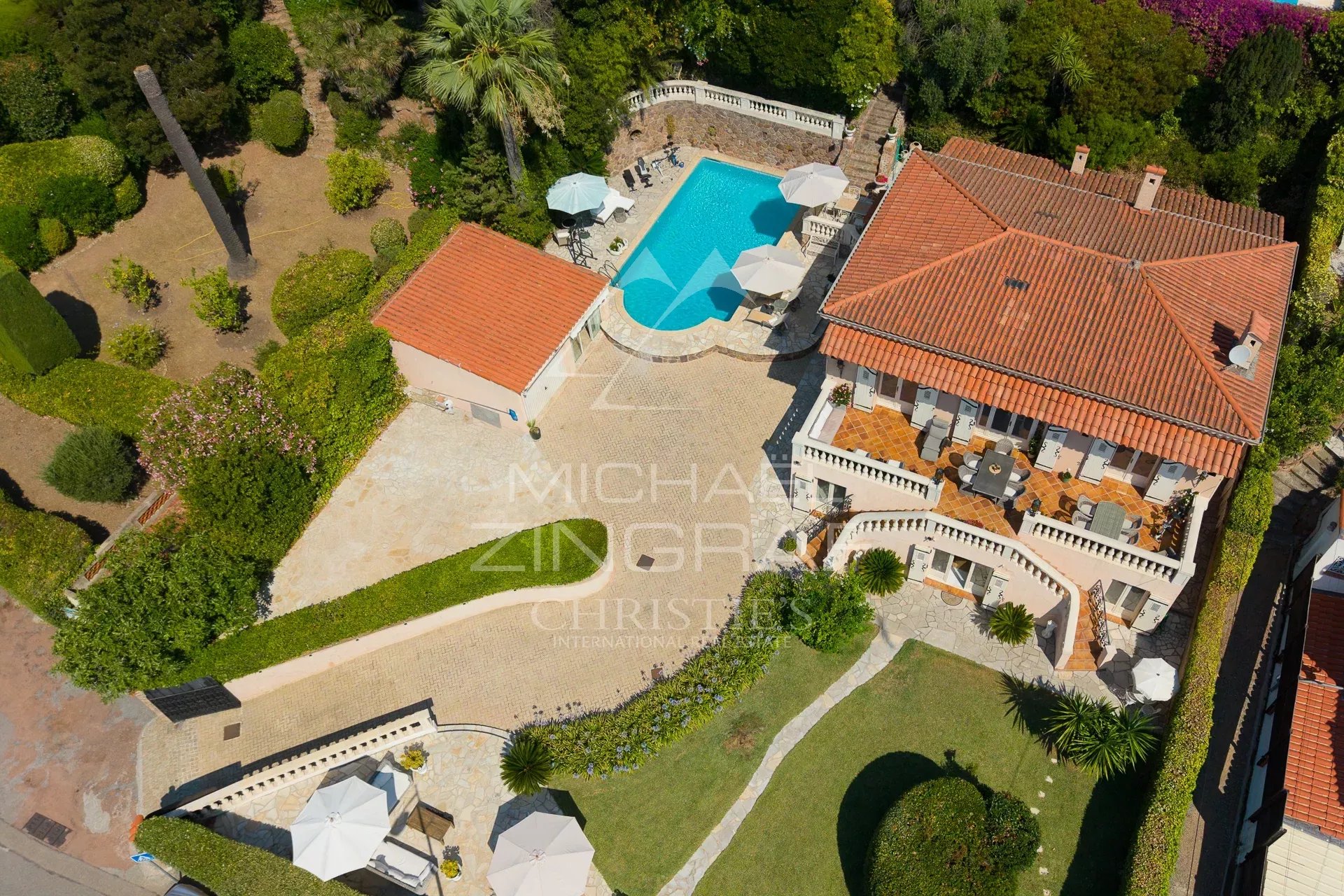 Family villa in Théoule-sur-Mer Aerial view of a family villa with swimming pool and garden in Théoule-sur-Mer.