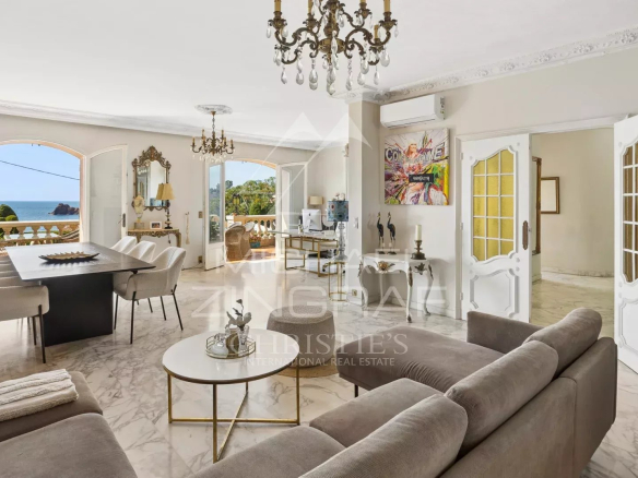 Interior of a villa in Théoule-sur-Mer with sea view, bright living room and modern furniture.