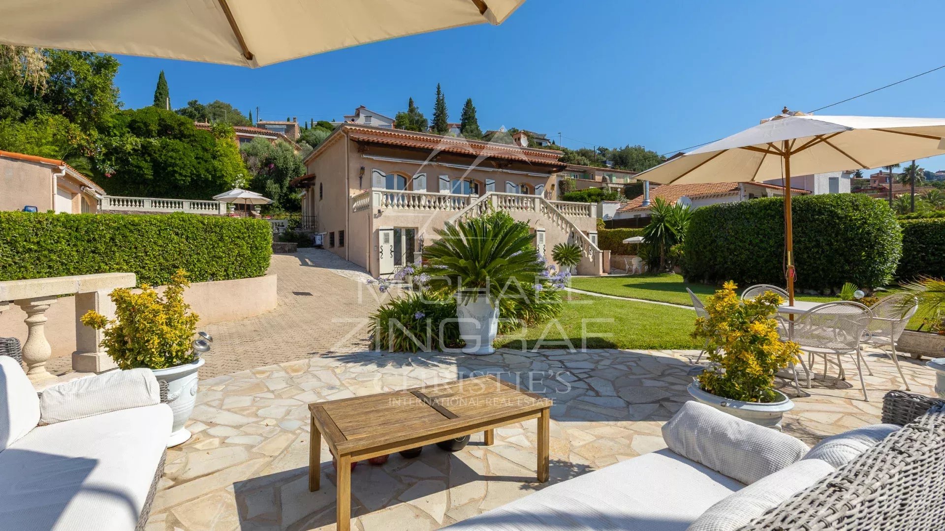 Family villa in Théoule-sur-Mer Family villa with garden and terrace in Théoule-sur-Mer, overlooking the sea and hills.