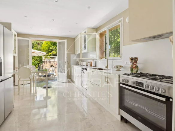 Modern and bright kitchen in a villa in Théoule-sur-Mer, with access to an outdoor terrace.