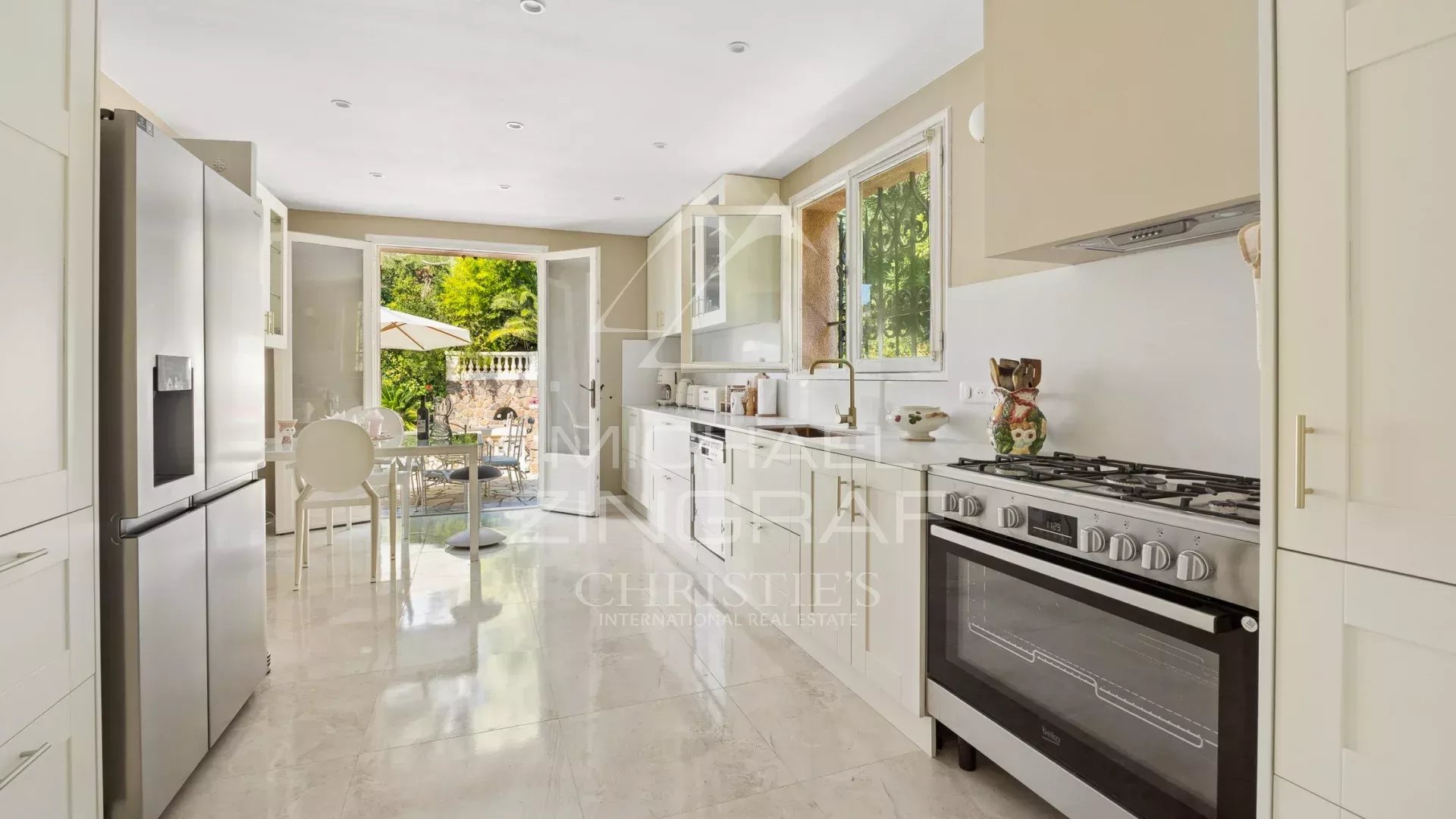 Villa kitchen in Théoule-sur-Mer Modern and bright kitchen in a villa in Théoule-sur-Mer, with access to an outdoor terrace.