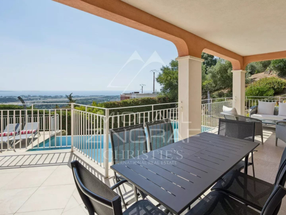 Terrasse avec vue mer et mobilier de jardin dans une propriété à Mandelieu-la-Napoule.