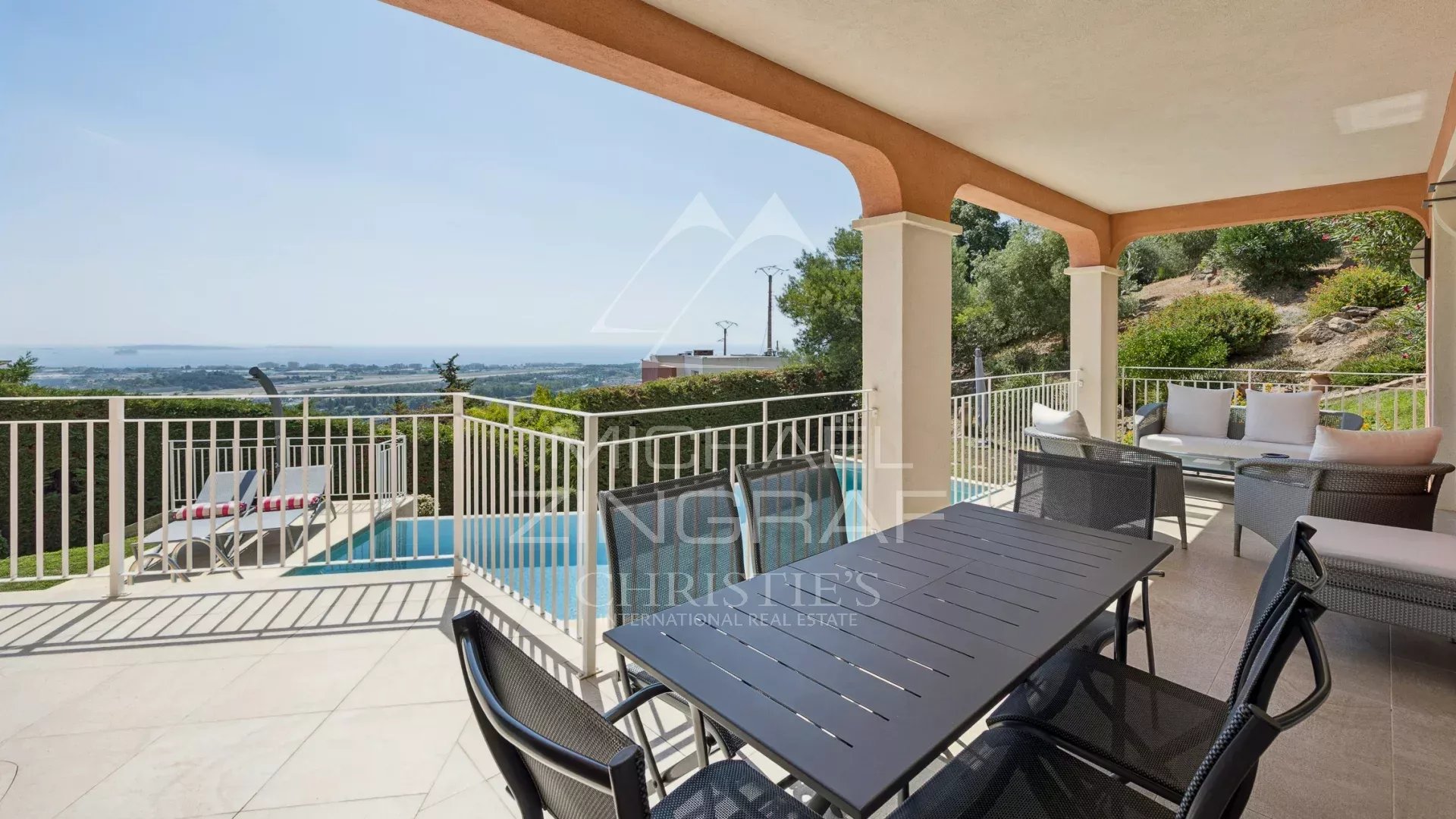 Propriété avec vue mer à Mandelieu-la-Napoule Terrasse avec vue mer et mobilier de jardin dans une propriété à Mandelieu-la-Napoule.