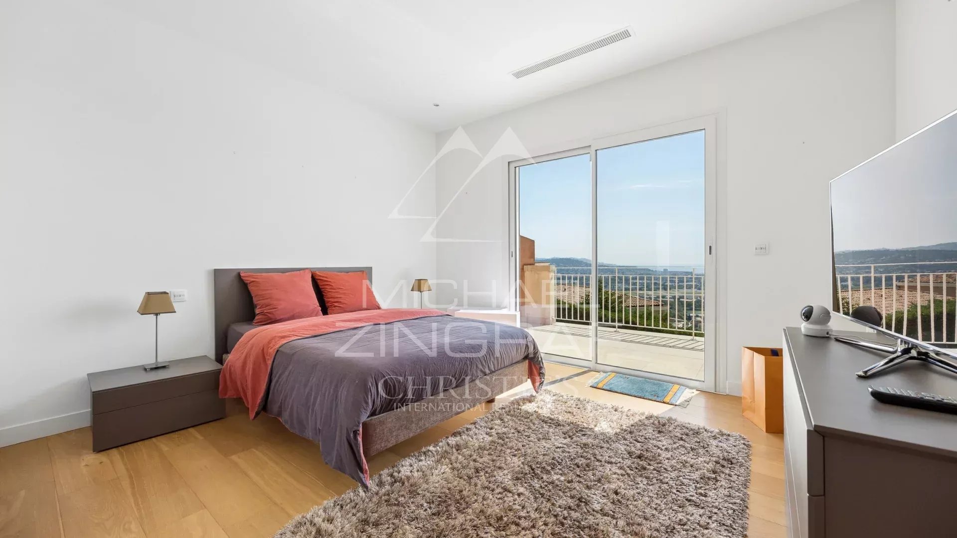 Chambre avec vue mer à Mandelieu-la-Napoule Chambre d'une villa avec vue mer à Mandelieu-la-Napoule, décorée avec un lit et un accès à un balcon.