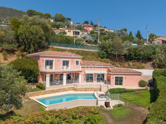 Propriété avec piscine et vue mer à Mandelieu-la-Napoule, située dans un domaine privé.