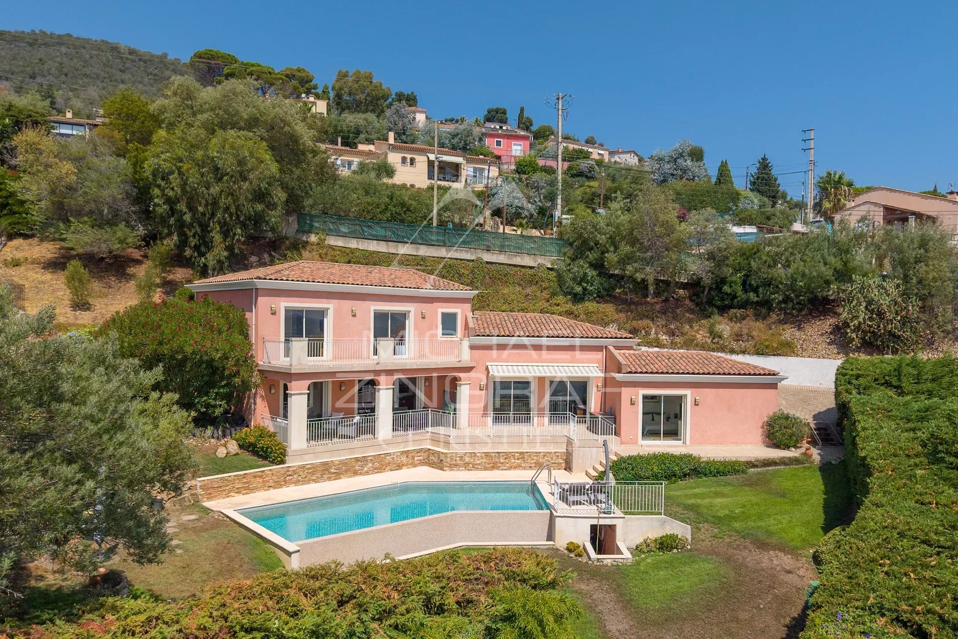 Propriété vue mer à Mandelieu-la-Napoule Propriété avec piscine et vue mer à Mandelieu-la-Napoule, située dans un domaine privé.