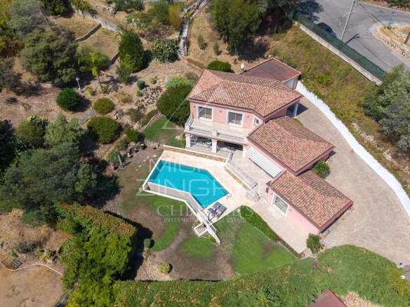 Vue aérienne d'une propriété avec piscine et jardin à Mandelieu-la-Napoule.