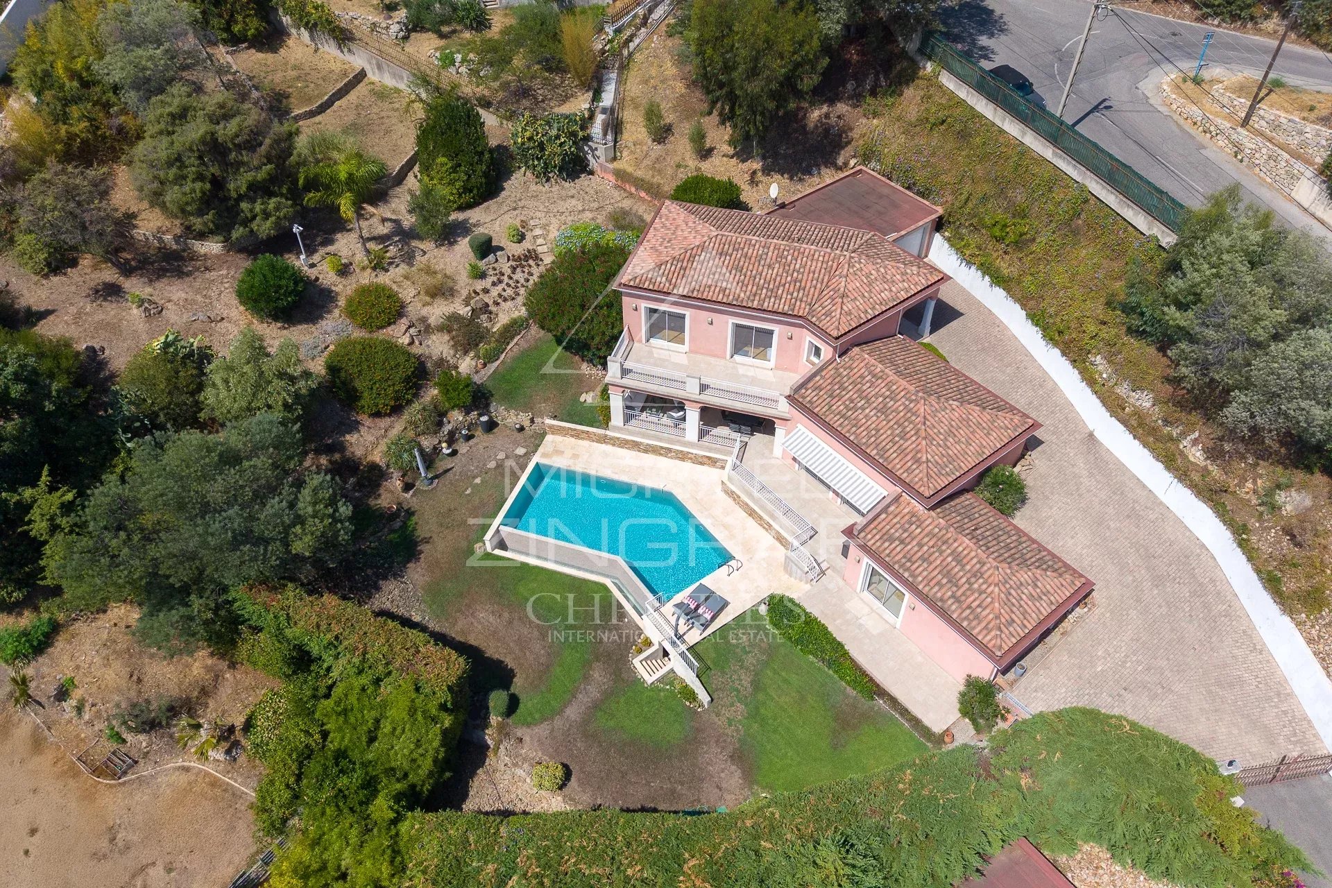Propriété avec vue mer à Mandelieu-la-Napoule Vue aérienne d'une propriété avec piscine et jardin à Mandelieu-la-Napoule.