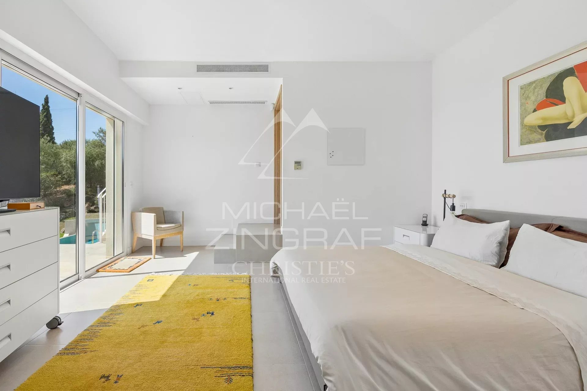 Chambre dans une villa à Mandelieu-la-Napoule Chambre lumineuse avec accès à l'extérieur, vue sur la piscine, dans une villa à Mandelieu-la-Napoule.