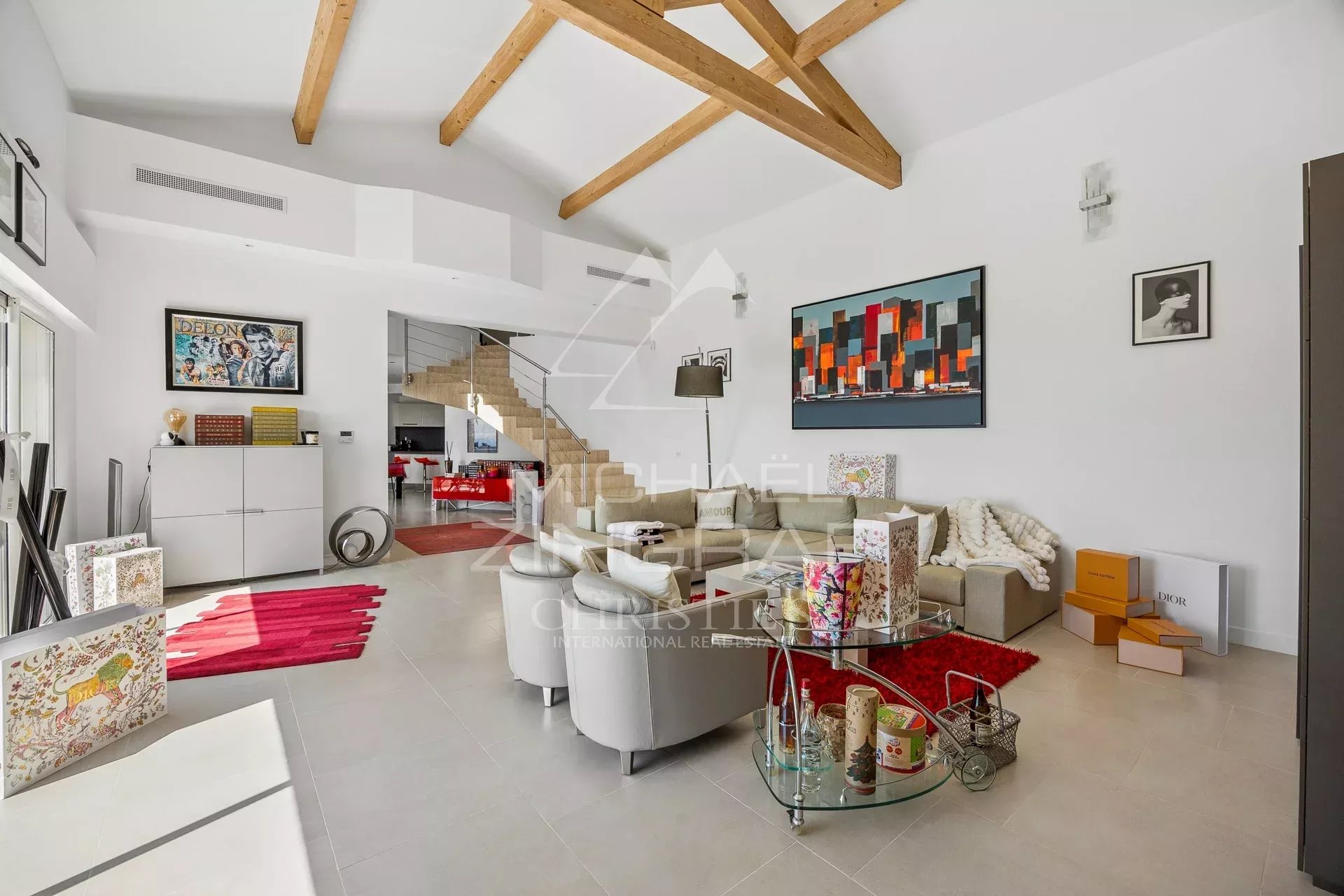 Intérieur de villa à Mandelieu-la-Napoule Intérieur d'une villa moderne avec salon lumineux et décoration contemporaine.