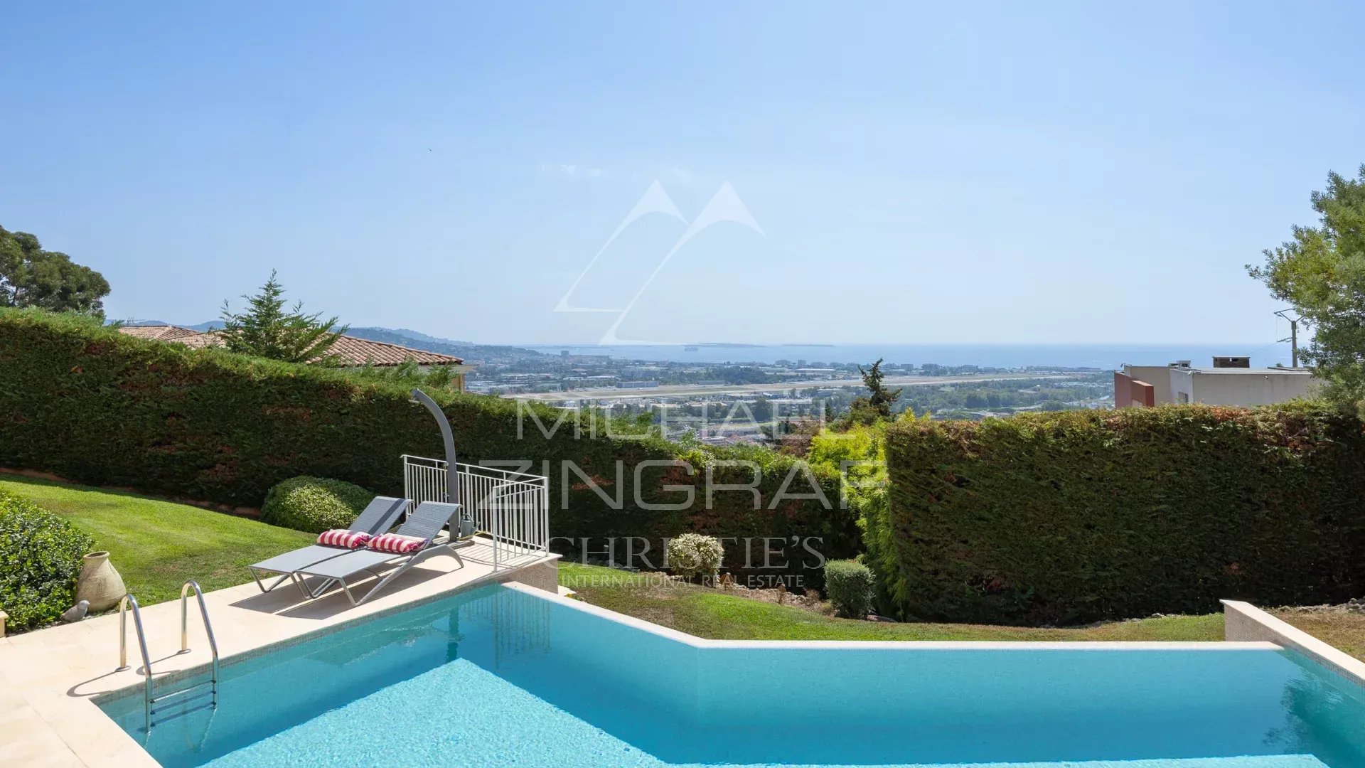 Propriété avec vue mer à Mandelieu-la-Napoule Vue d'une villa avec piscine et jardin, offrant une vue panoramique sur la mer à Mandelieu-la-Napoule.
