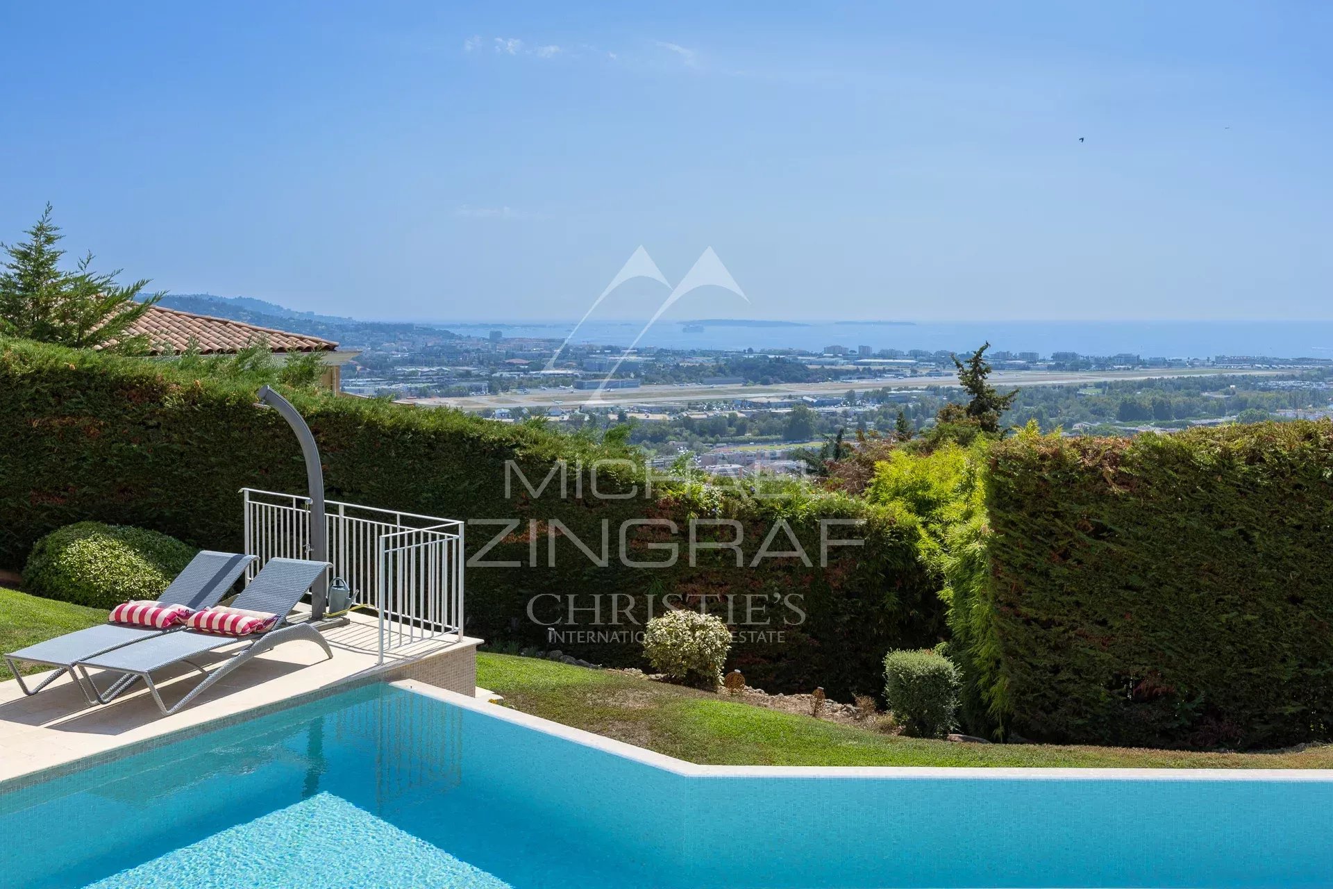 Propriété avec vue mer à Mandelieu-la-Napoule Vue panoramique sur la mer depuis une propriété avec piscine à Mandelieu-la-Napoule.