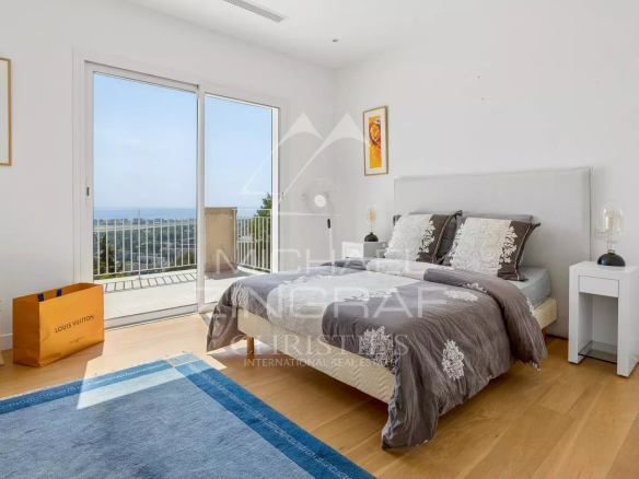 Chambre lumineuse avec vue mer à Mandelieu-la-Napoule, dans une villa élégante.