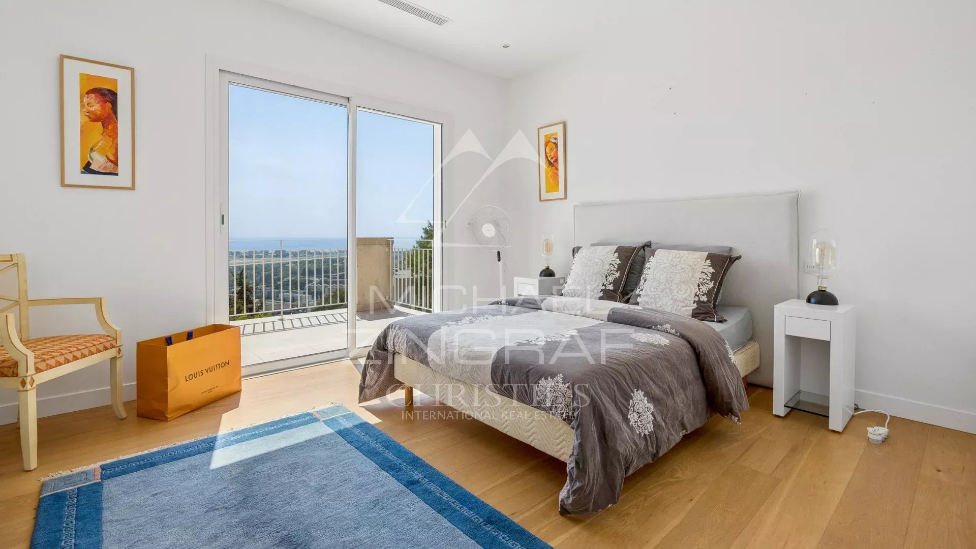 Chambre avec vue mer à Mandelieu-la-Napoule Chambre lumineuse avec vue mer à Mandelieu-la-Napoule, dans une villa élégante.