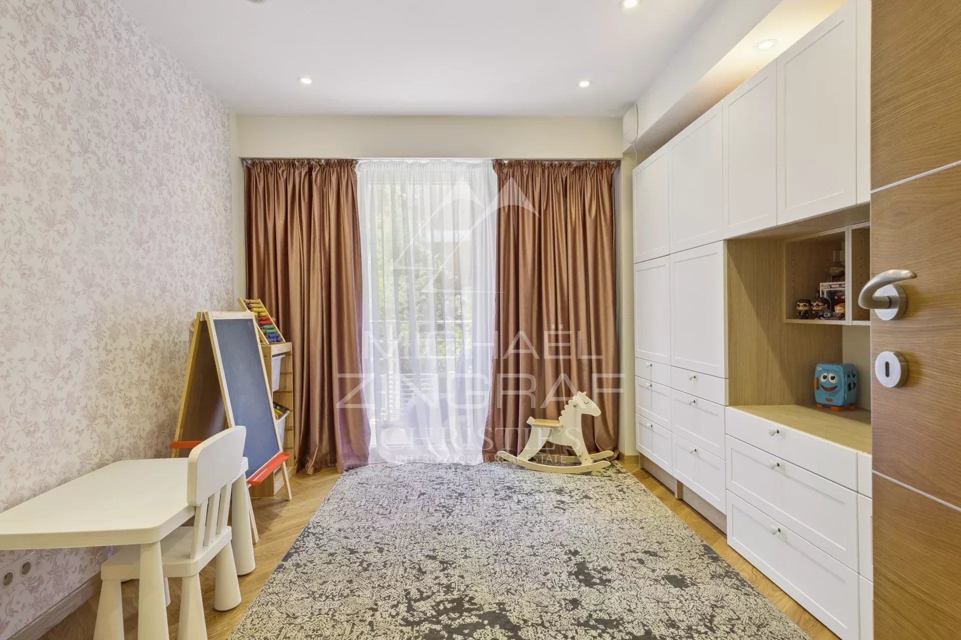 Contemporary apartment room in Théoule-sur-Mer Bedroom in a contemporary apartment in Théoule-sur-Mer, with modern furniture and light decor.