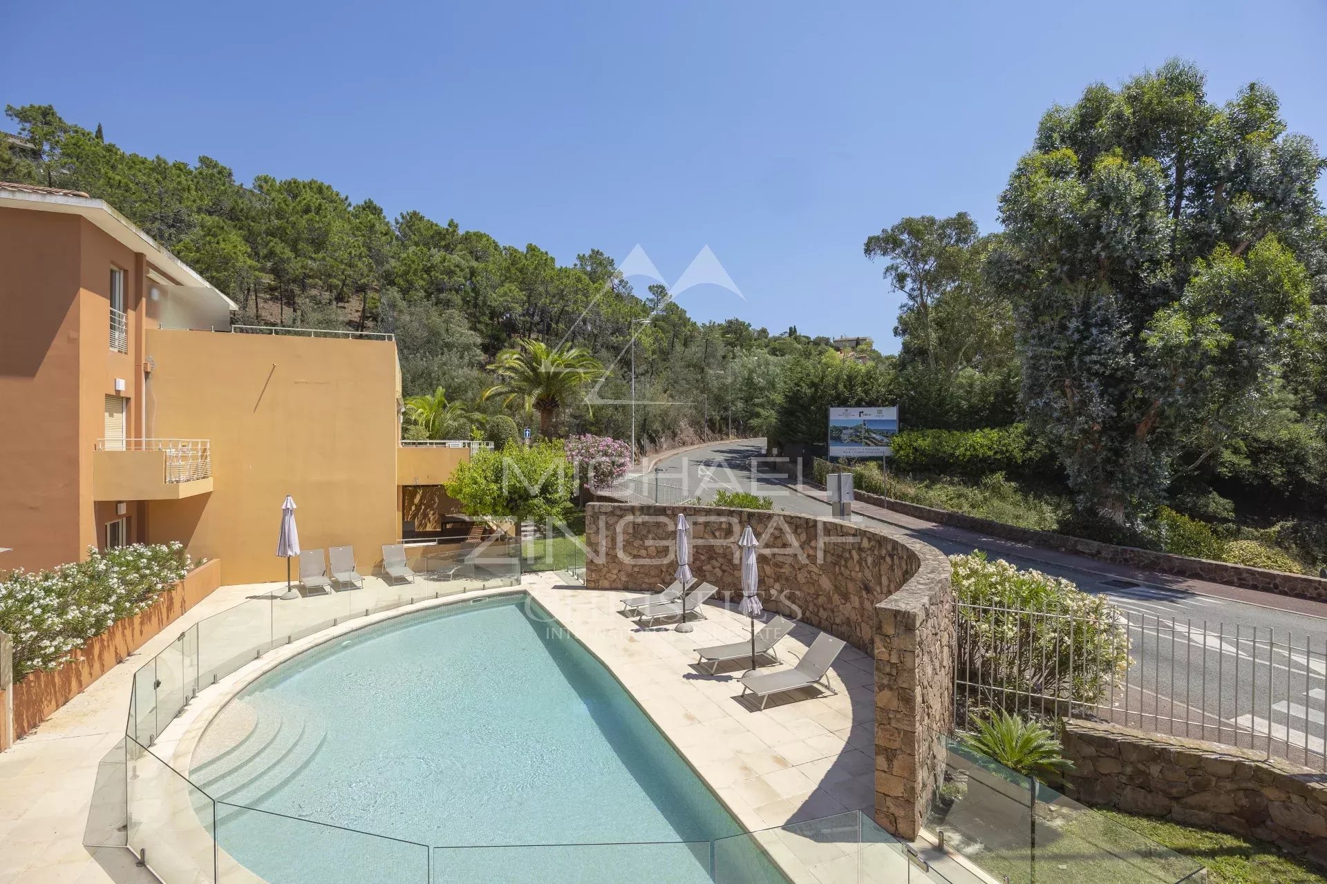 Luxury apartment in Théoule-sur-Mer Contemporary apartment with swimming pool and nature views in Théoule-sur-Mer.