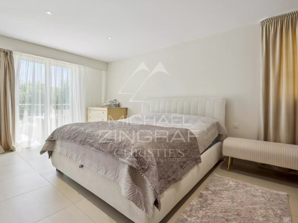 Room in a contemporary apartment in Théoule-sur-Mer with a double bed and bright windows.