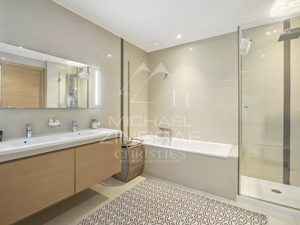 Modern bathroom with bath and shower in a contemporary apartment in Théoule-sur-Mer.