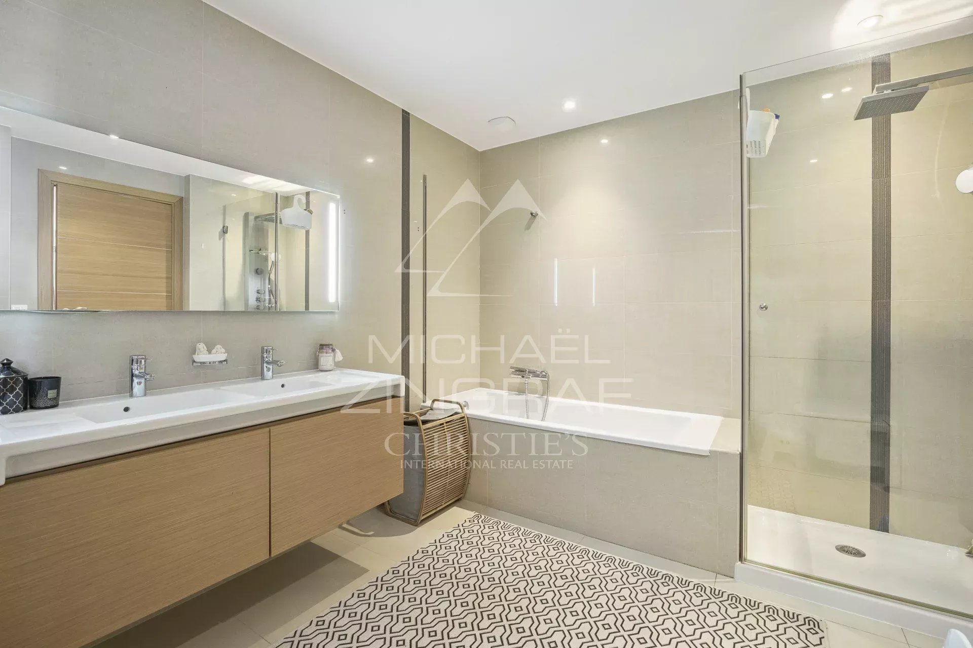Bathroom of an apartment in Théoule-sur-Mer Modern bathroom with bath and shower in a contemporary apartment in Théoule-sur-Mer.