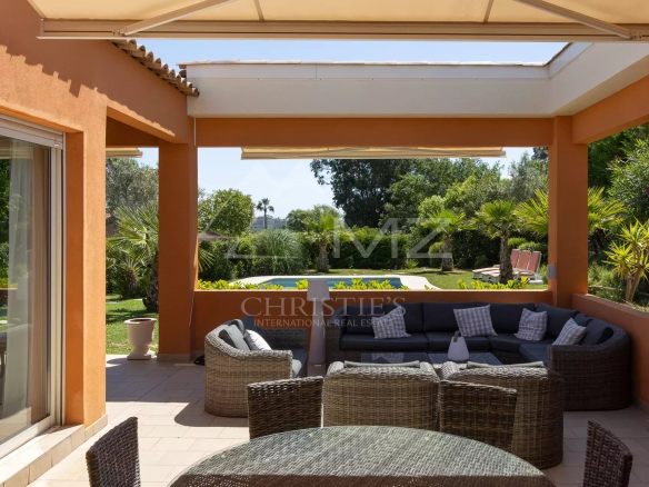 Terrasse d'une villa avec salon extérieur et vue sur le jardin à Mandelieu-la-Napoule.