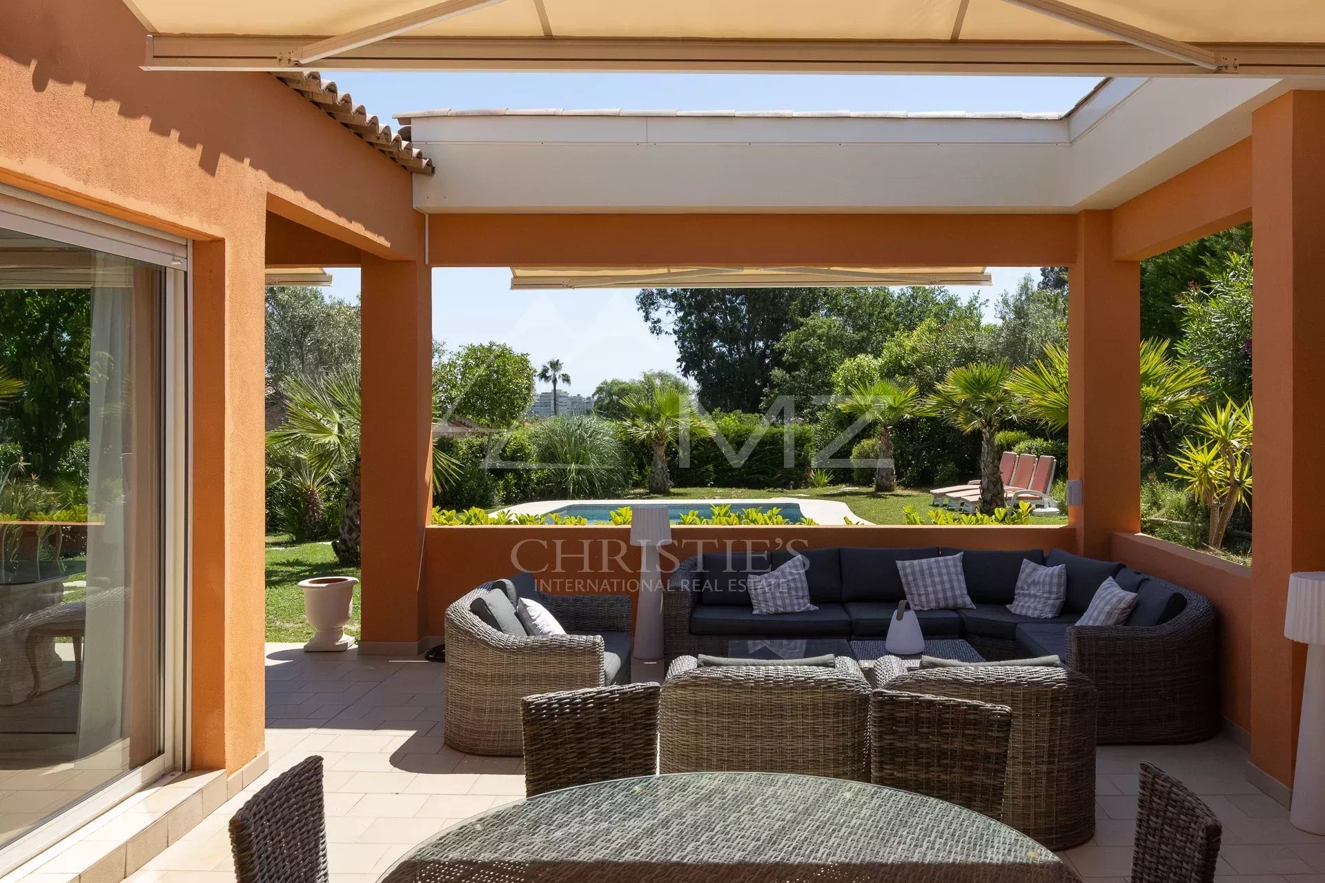Terrasse d'une villa avec salon extérieur et vue sur le jardin à Mandelieu-la-Napoule.