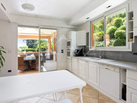 Cuisine moderne avec vue sur un patio extérieur dans une villa à Mandelieu-la-Napoule.