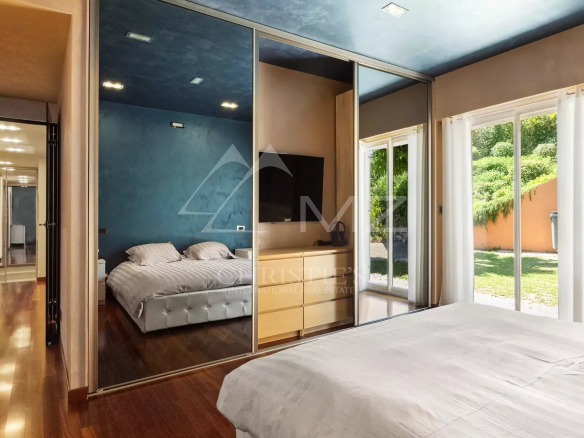 Chambre d'une villa de plain-pied avec miroir et accès à l'extérieur, Mandelieu-la-Napoule.