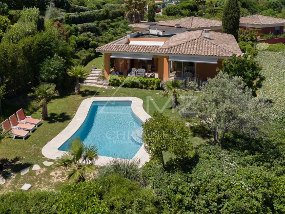 Villa de plain-pied avec piscine dans un domaine privé à Mandelieu-la-Napoule, entourée de verdure.