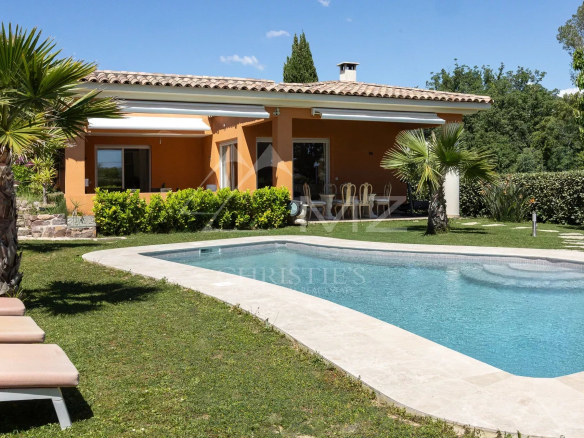 Villa de plain-pied avec piscine et jardin dans un domaine privé à Mandelieu-la-Napoule.