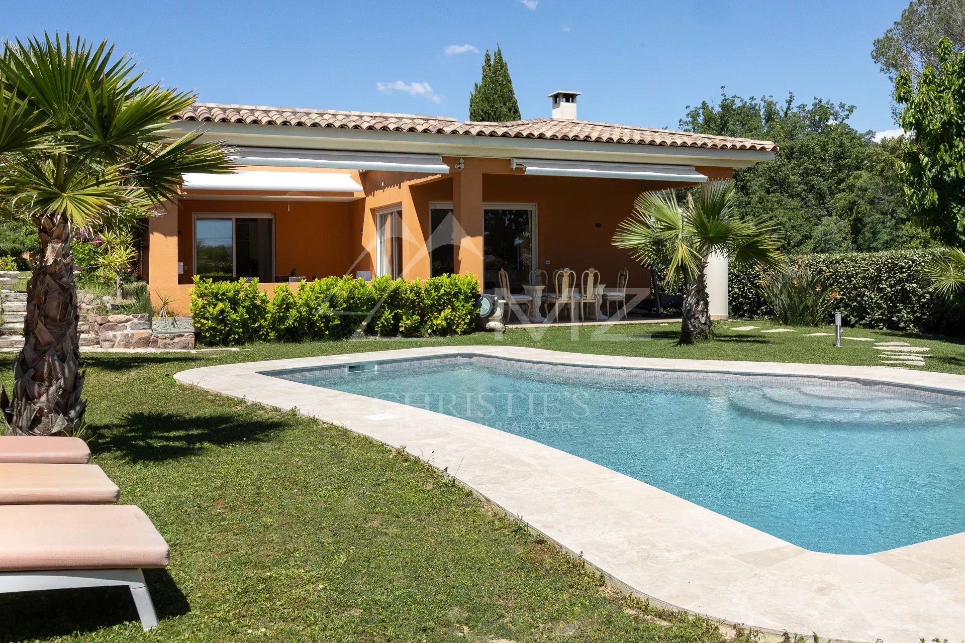 Villa de plain-pied avec piscine et jardin dans un domaine privé à Mandelieu-la-Napoule.
