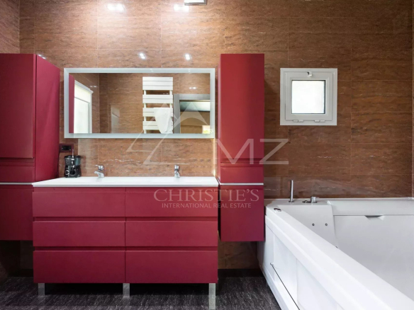 Salle de bain moderne avec baignoire et meuble de rangement rouge