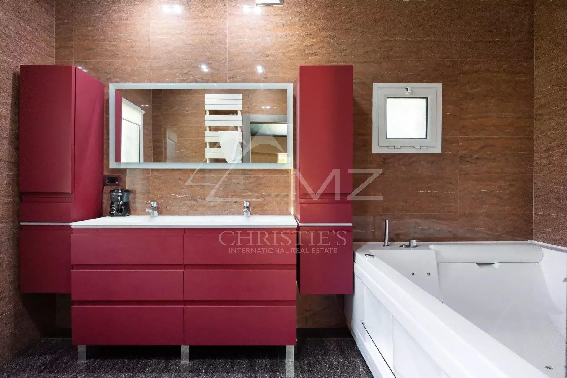 Salle de bain moderne avec baignoire et meuble de rangement rouge