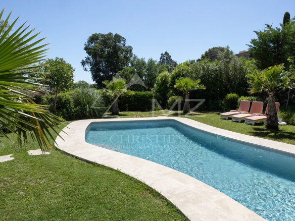 Piscine entourée de verdure dans un domaine privé à Mandelieu-la-Napoule.