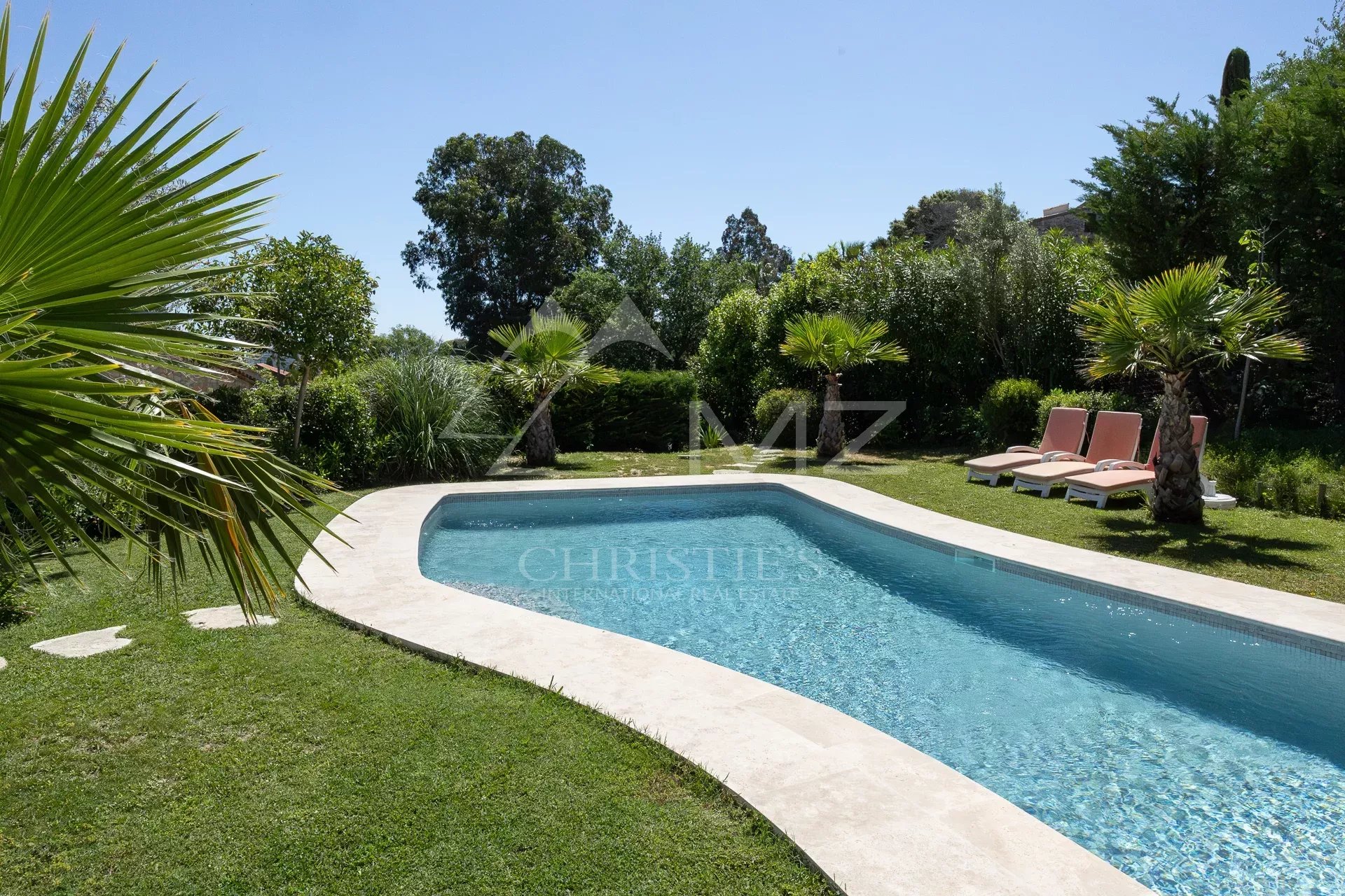 Piscine entourée de verdure dans un domaine privé à Mandelieu-la-Napoule.