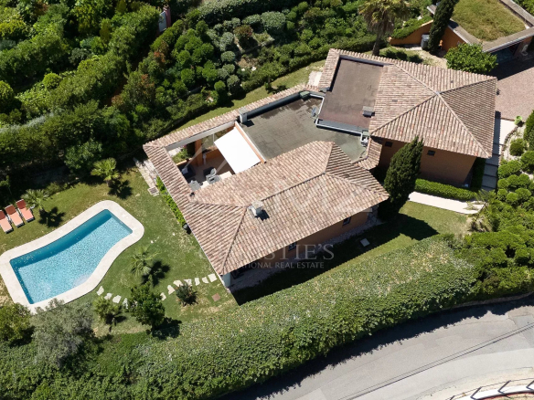 Vue aérienne d'une villa de plain-pied avec piscine et jardin dans un domaine privé à Mandelieu-la-Napoule.