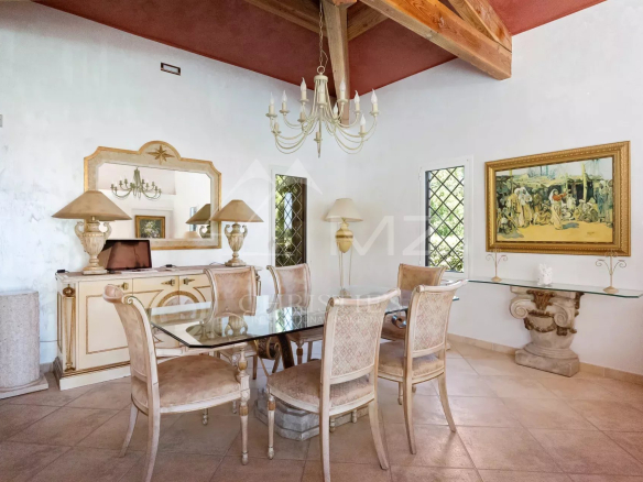 Intérieur d'une villa de plain-pied avec salle à manger élégante et cheminée.