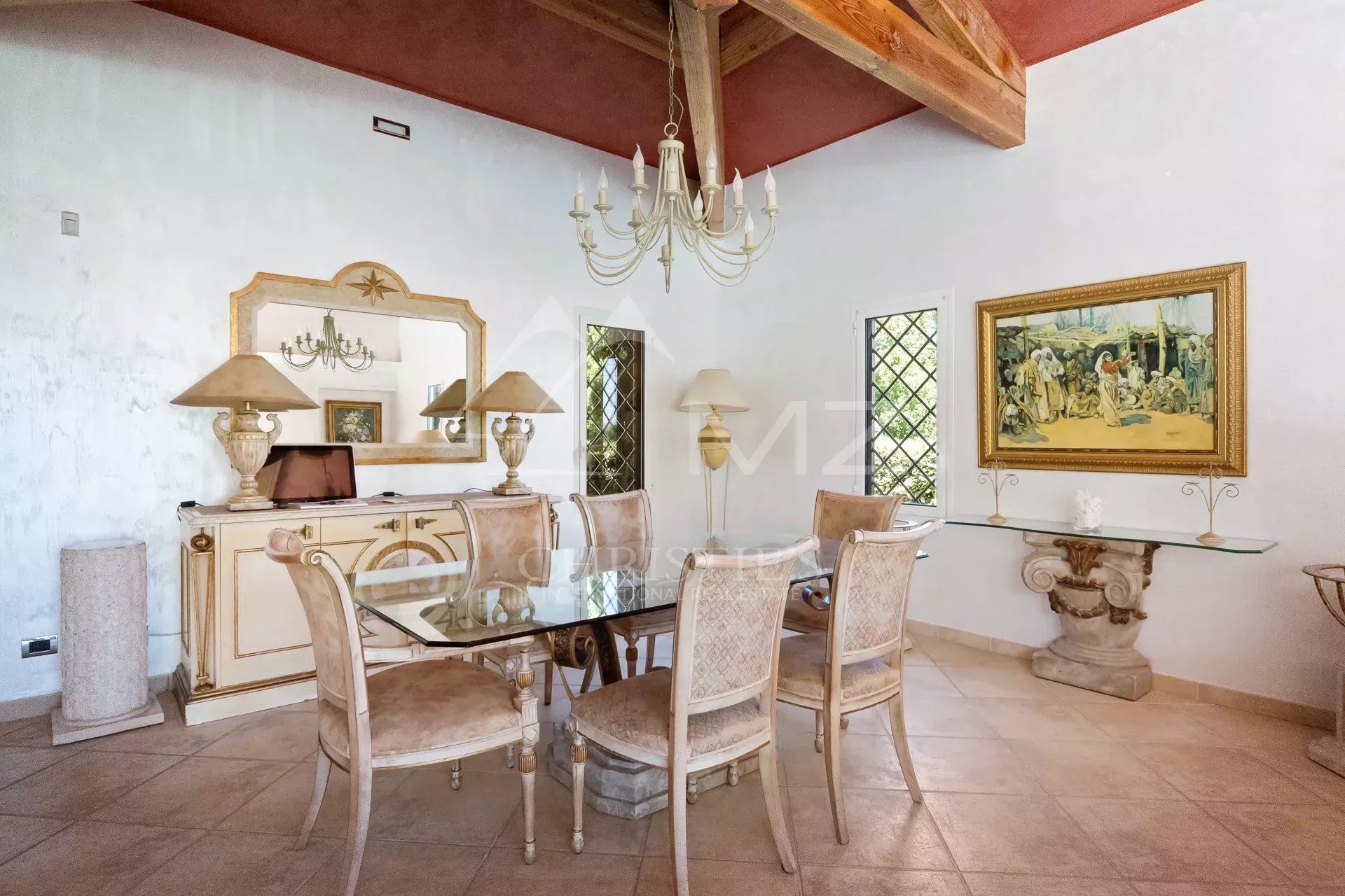 Intérieur d'une villa de plain-pied avec salle à manger élégante et cheminée.