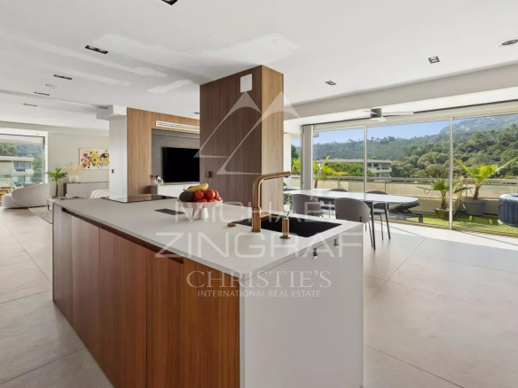 Intérieur d'un appartement moderne avec cuisine ouverte et espace de vie lumineux à Mandelieu-la-Napoule.