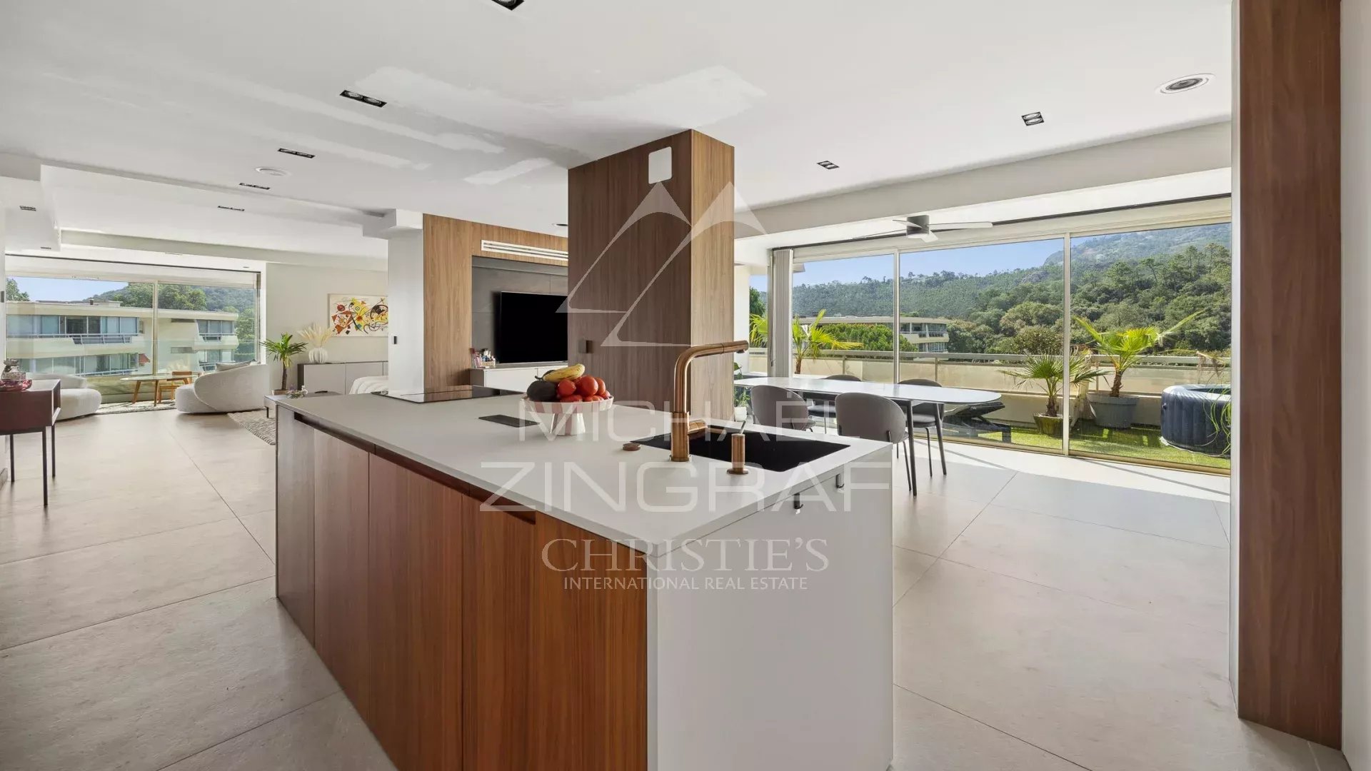 Appartement moderne à Mandelieu-la-Napoule Intérieur d'un appartement moderne avec cuisine ouverte et espace de vie lumineux à Mandelieu-la-Napoule.