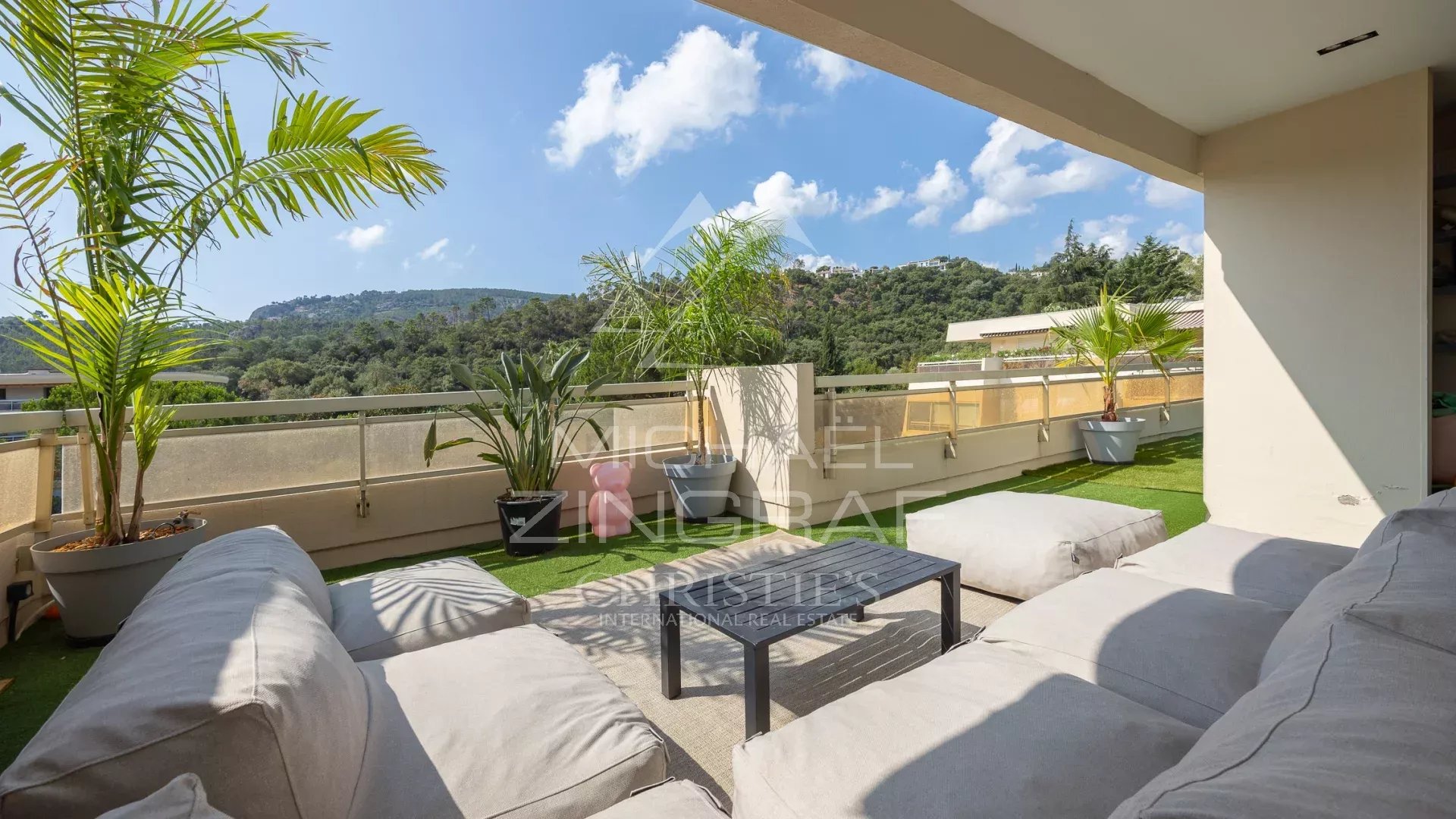 Terrasse d’appartement à Mandelieu-la-Napoule Terrasse d'un appartement avec vue sur la nature, mobilier de jardin confortable.