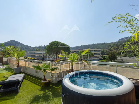 Terrasse d'un appartement avec jacuzzi et vue sur la nature à Mandelieu-la-Napoule.